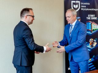 Przekazanie dokumentu podczas pierwszego posiedzenia Konwentu UJW.