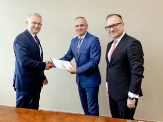 Wręczanie dokumentu i uścisk dłoni podczas posiedzenia Konwentu UJW.