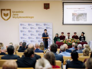 Wykład inauguracyjny w auli UJW przed władzami uczelni i publicznością.
