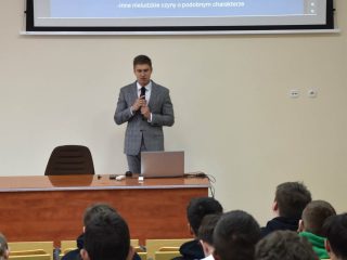 Prelegent omawia slajd „Międzynarodowy Trybunał Karny”.