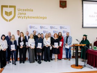 Wspólna fotografia grupy z dokumentami podczas inauguracji roku akademickiego 2025/2026.