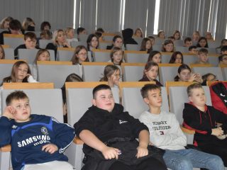 Uczniowie i opiekunowie zgromadzeni w sali wykładowej podczas festiwalu.
