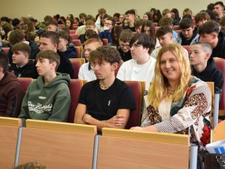 Uczniowie i opiekunka w pierwszych rzędach podczas Dolnośląskiego Festiwalu Nauki.