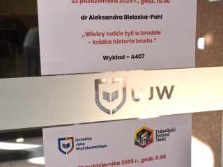 Ogłoszenia Dolnośląskiego Festiwalu Nauki na drzwiach sali UJW, m.in. wykładu „Czy sztuczna inteligencja potrafi myśleć?”.
