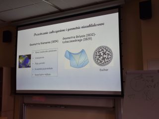 Slajd „Przestrzenie zakrzywione i geometrie nieeuklidesowe” z modelami powierzchni i grafiką Eschera.