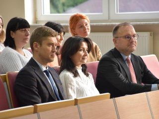 Uczestnicy konferencji „Pomoc daje moc!” słuchają wystąpienia w pierwszych rzędach.