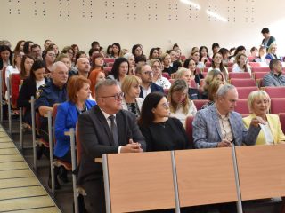 Widok publiczności konferencji w dużej sali wykładowej UJW.