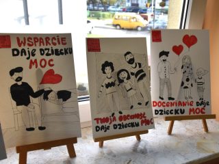 Trzy plakaty z hasłami: „Wsparcie daje dziecku moc”, „Twoja obecność daje dziecku moc” i „Docenianie daje dziecku moc”.
