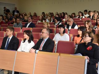 Uczestnicy konferencji słuchają wystąpienia w auli UJW.