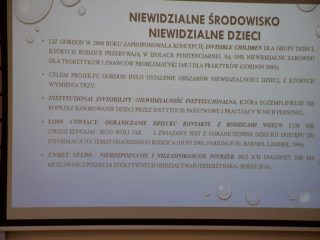 Slajd „Niewidzialne środowisko, niewidzialne dzieci” o społecznej niewidzialności dzieci, m.in. tych z rodzicem w więzieniu.