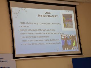 Slajd „Ulica, sub-kultura ulicy” opisujący ulicę jako środowisko życia, socjalizacji i kształtowania tożsamości.
