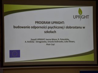 Slajd tytułowy programu UPRIGHT dotyczącego budowania odporności psychicznej i dobrostanu w szkołach.