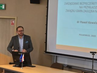 Prelegent przedstawia temat zarządzania bezpieczeństwem ludności na przykładzie Związku Gmin Zagłębia Miedziowego.