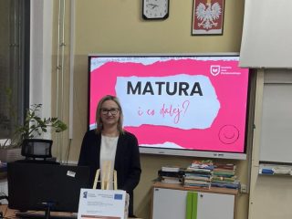Prowadząca spotkanie z maturzystami przy ekranie z hasłem „Matura i co dalej?”.
