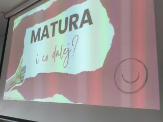 Slajd tytułowy prezentacji „Matura i co dalej?” na różowym tle.