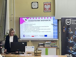 Prowadząca przy komputerze prezentuje slajd „Dodatkowe wsparcie”.