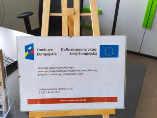 Tabliczka projektu Kompas Akademicki informująca o dofinansowaniu z Unii Europejskiej.