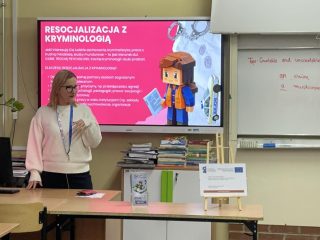 Prowadząca przedstawia slajd dotyczący resocjalizacji z kryminologią.