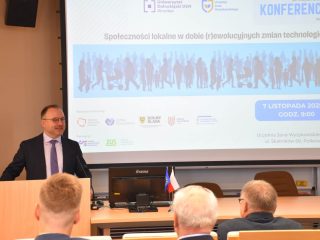 Prelegent przed slajdem konferencji „Społeczności lokalne w dobie (r)ewolucyjnych zmian technologicznych”.