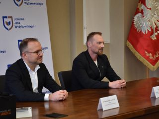 Przedstawiciele przy stole słuchają wystąpienia podczas uroczystości wręczenia certyfikatów KGHM.