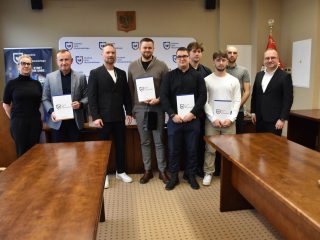 Wspólne zdjęcie wyróżnionych z certyfikatami oraz organizatorów uroczystości KGHM.