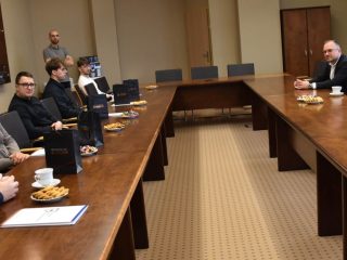 Widok sali z uczestnikami spotkania przy stołach po wręczeniu certyfikatów KGHM.