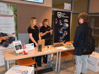 Przedstawicielki pracodawcy udzielają informacji uczestnikowi z torbą UJW.
