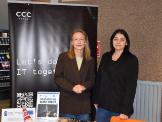 Przedstawicielki CCC przy banerze „Let's do IT together” i materiałach Akademickiego Biura Karier.