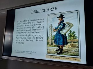 Slajd „Drelicharze” z ilustracją handlarza i opisem wypraw handlowych z Andrychowa.