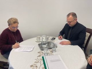 Podpisywanie dokumentów współpracy UJW ze Szkołą Podstawową nr 1 w Polkowicach.