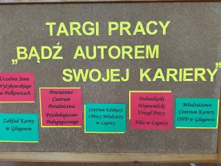 Tablica targów pracy z hasłem „Bądź autorem swojej kariery” i nazwami wystawców.