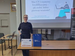 Prowadząca przy slajdzie „Moc CV i rozmowy kwalifikacyjnej - jak zrobić dobre pierwsze wrażenie?”.
