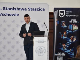 Prelegent przy mównicy I Zespołu Szkół im. Stanisława Staszica we Wschowie.
