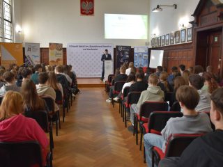 Widok auli wypełnionej uczniami podczas wykładu z okazji Dnia Logistyka.