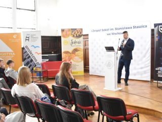 Widok prelegenta i pierwszych rzędów publiczności podczas Dnia Logistyka.