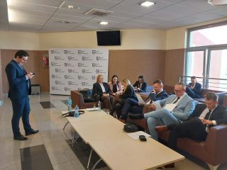 Uczestnicy obron inżynierskich siedzą na kanapach w holu UJW.