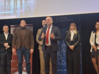 Mężczyzna przemawia do mikrofonu na scenie podczas targów pracy w Polkowicach.