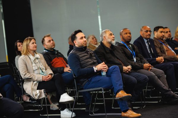 Rząd uczestników konferencji w sali MODIVO podczas prezentacji.