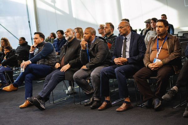 Szeroki widok grupy uczestników konferencji na widowni sali MODIVO.