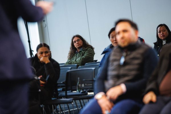 Uczestnicy spotkania w MODIVO obserwują stojącego przed nimi prelegenta.