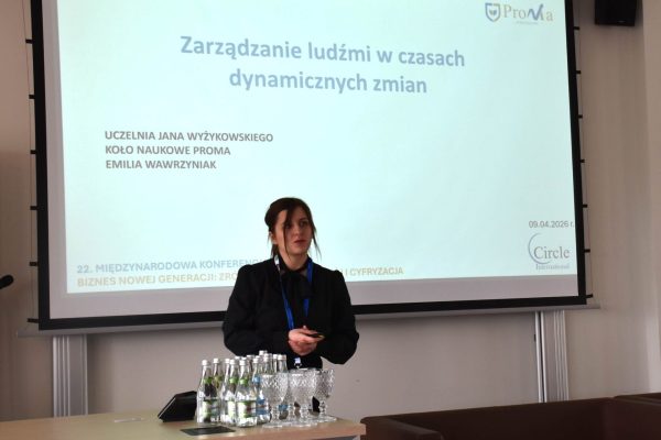 Prelegentka prezentuje temat „Zarządzanie ludźmi w czasach dynamicznych zmian”.