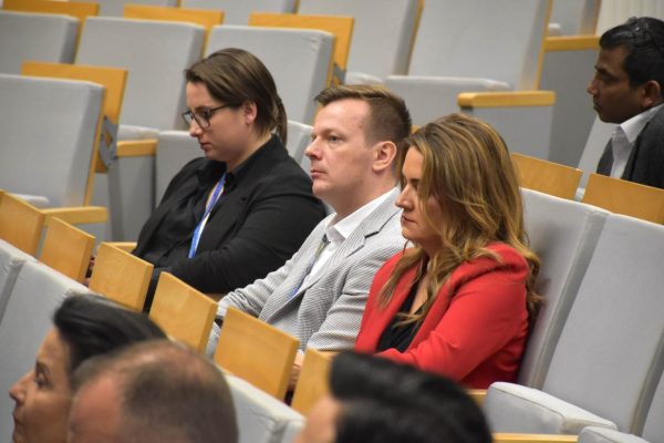 Uczestnicy konferencji CIRCLE słuchają wystąpienia w rzędzie foteli.