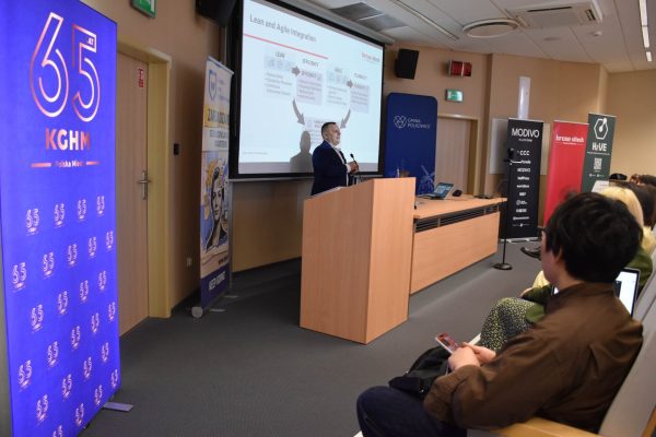 Widok sali z prelegentem omawiającym integrację Lean i Agile.