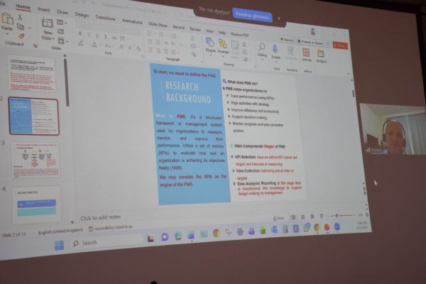 Udostępniona prezentacja z sekcją „Research Background” podczas połączenia zdalnego.
