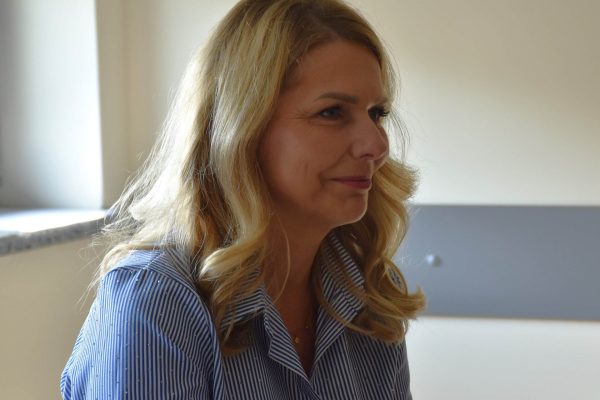 Portret uczestniczki Klubu Absolwenta w niebieskiej koszuli.
