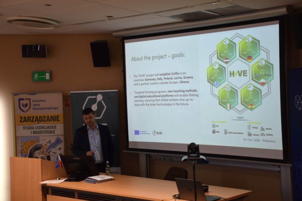 Prelegent przedstawia cele projektu H2VE przy mównicy UJW.