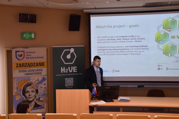 Prezentacja celów projektu H2VE przy mównicy UJW.