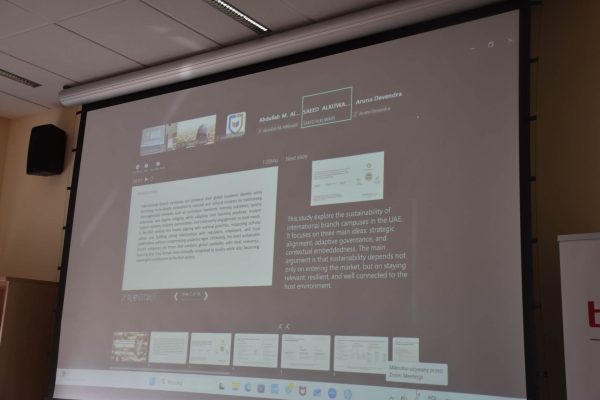 Udostępniona prezentacja i notatki prelegenta na ekranie wideokonferencji.