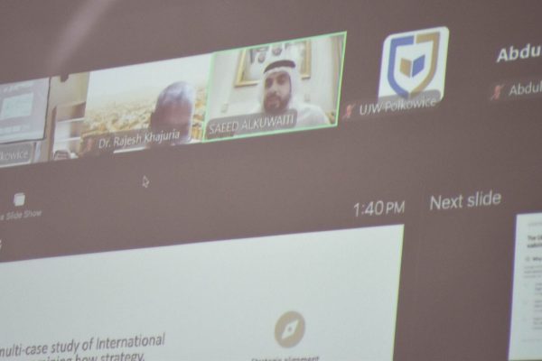 Zbliżenie ekranu wideokonferencji z miniaturami uczestników.