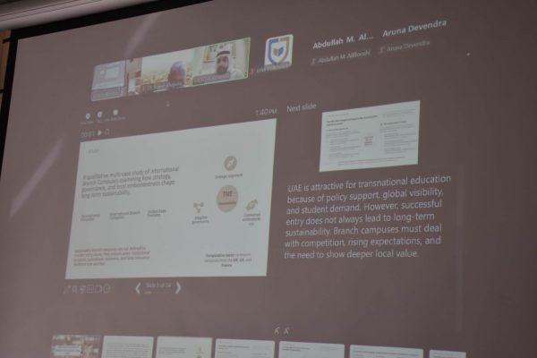 Slajd dotyczący edukacji transnarodowej wraz z notatkami prezentera.